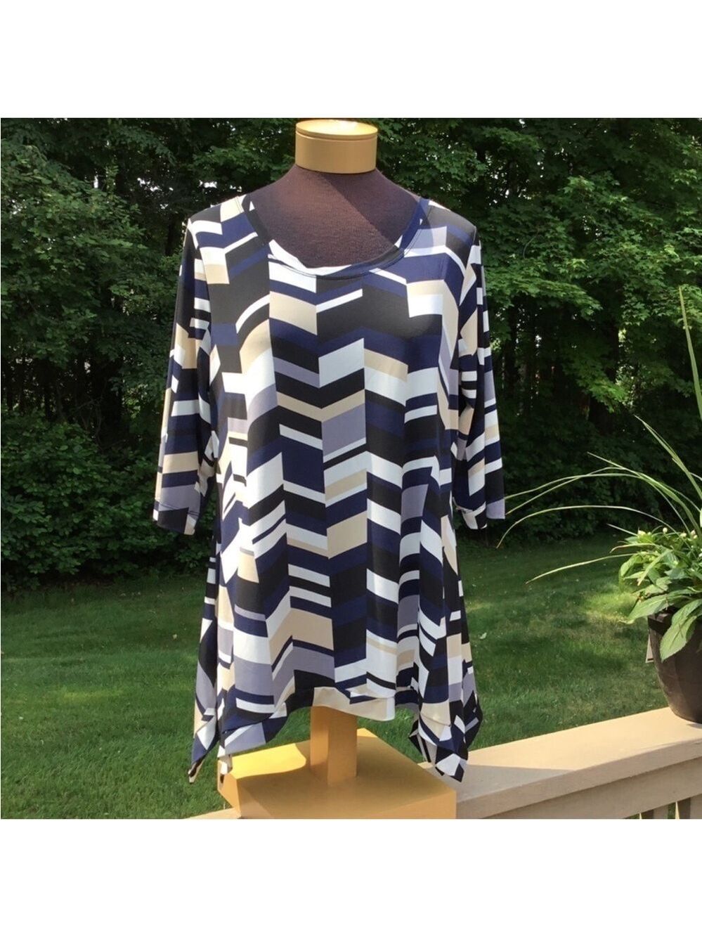 Avenue VIP Knits pullover blouse Woman’s size 14/16 abstract pattern